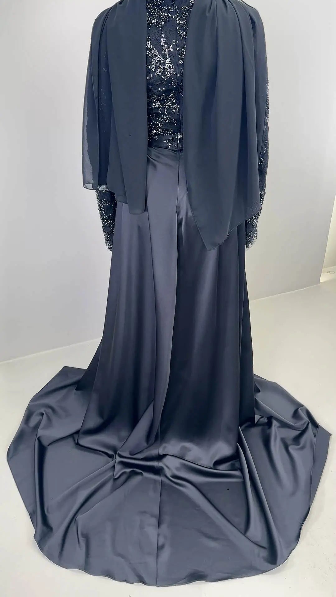 Robe de soirée Azmia noire avec Hijab